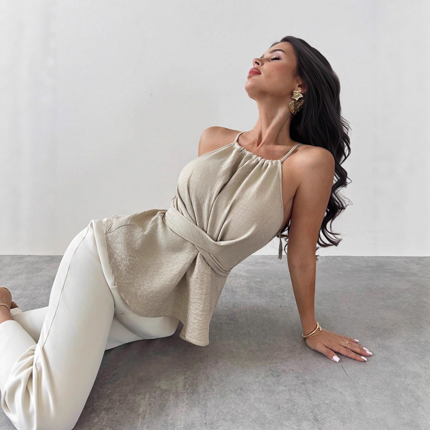 Strap-fit Waist-cinching Blousestyling Shots For European And American Looks - Image 3